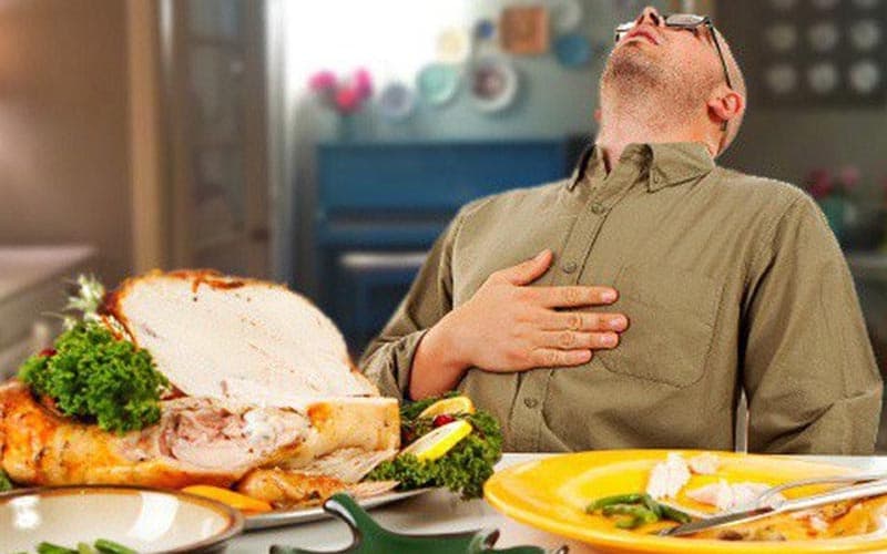 Ăn quá no có thể gây trào ngược dạ dày gây khó thở