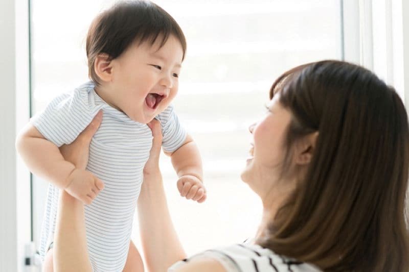 Bé 1 tuổi ngủ bao nhiêu tiếng 1 ngày là phù hợp?