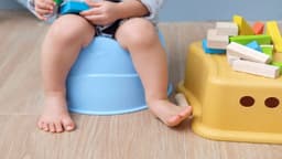 Trẻ ăn dặm bị tiêu chảy do nguyên nhân nào và xử trí ra sao cho an toàn?