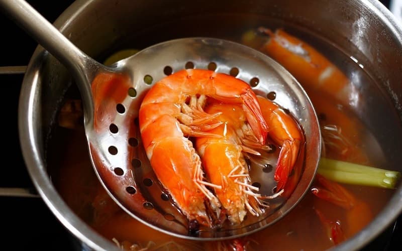 Cần đảm bảo tôm được nấu chín kỹ trước khi cho trẻ ăn