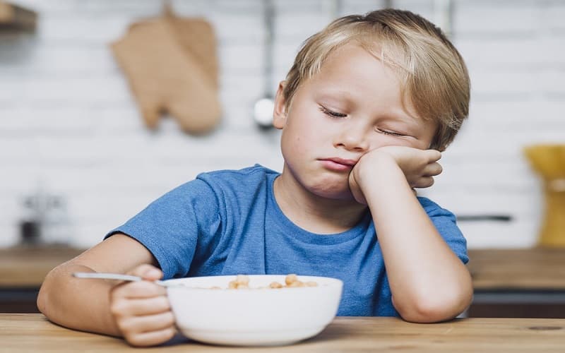 Trẻ ốm nên hạn chế thịt gà khi đang nôn ói, đầy bụng hoặc khó tiêu.