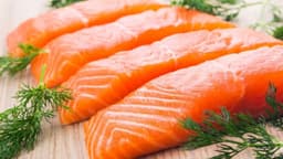 Trẻ ốm có ăn được cá hồi không? Lưu ý khi cho trẻ ăn