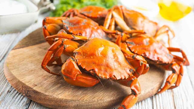 Trẻ ốm có ăn được cua không? Trường hợp nào nên tránh?