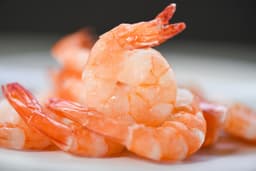 Chuyên gia giải đáp: Trẻ ốm có ăn được tôm không?