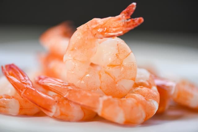 Chuyên gia giải đáp: Trẻ ốm có ăn được tôm không?