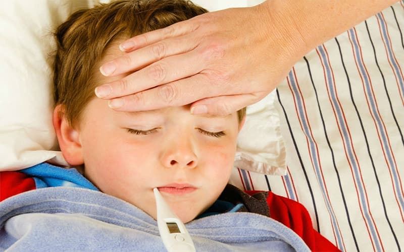 Cha mẹ cần chăm sóc và theo dõi các triệu chứng khi trẻ sốt, ho hoặc nghẹt mũi để kịp thời xử trí