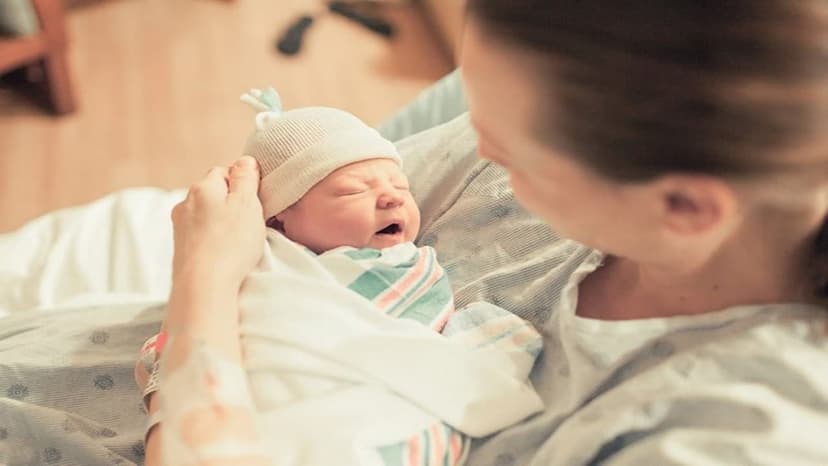 Trẻ sơ sinh ngủ ngày mấy tiếng? Cách phân bổ giấc ngày, giấc đêm hợp lý