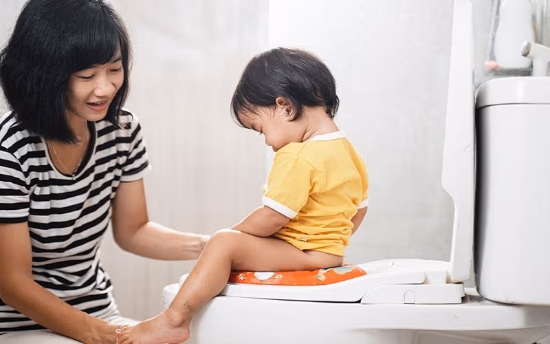 Trẻ đi tiêm phòng về bị táo bón có thể khiến cha mẹ lo lắng