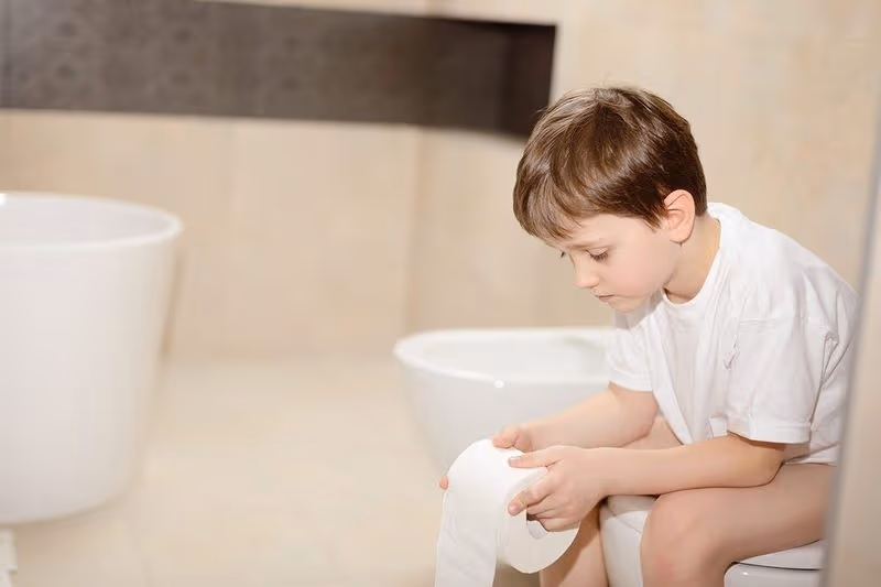 Tình trạng bé uống thuốc ho bị tiêu chảy có thể khiến cha mẹ lo lắng, nhưng không phải trường hợp nào cũng do chính thuốc ho gây ra
