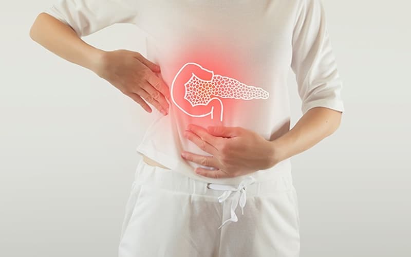 Đau bụng lan ra sau lưng là dấu hiệu điển hình của đau tụy