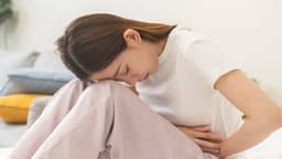 Ngộ độc thực phẩm nhẹ có triệu chứng gì và làm sao để xử lý nhanh tại nhà?