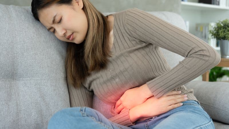 Đau bụng hoặc đau quặn bụng thường xuất hiện cùng tiêu chảy, buồn nôn hoặc nôn