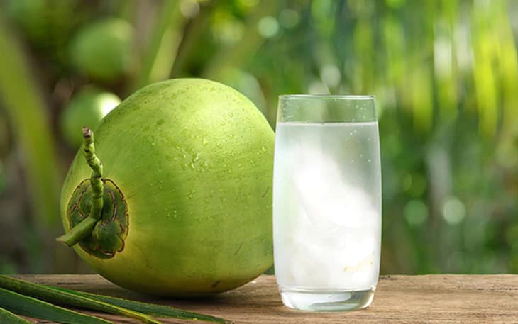 Giảm cân nên chọn dừa non hay dừa già? Ưu tiên dừa non nhé, vì vị thanh, ít đường và ít calo hơn dừa già rất nhiều!