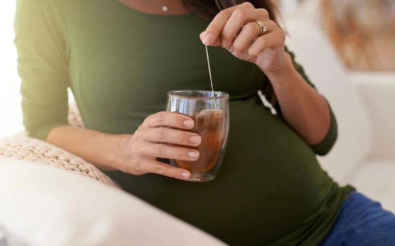 Mẹ bầu vẫn có thể uống trà nhưng cần kiểm soát tổng lượng caffeine nạp vào cơ thể mỗi ngày.