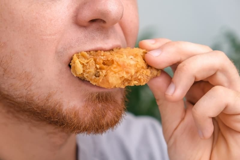 Đồ ăn nhanh chứa nhiều chất béo bão hòa có thể làm tăng mức độ sưng viêm trong cơ thể