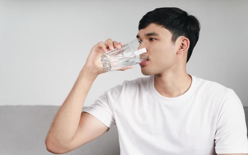 Người bị viêm túi thừa đại tràng nên uống đủ nước mỗi ngày