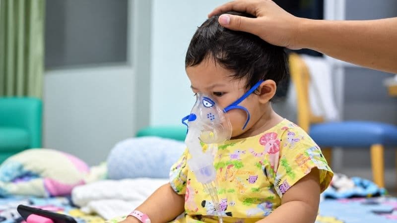 Nhiễm RSV ở trẻ có thể gây viêm đường hô hấp, dẫn đến ho, khò khè và khó thở.