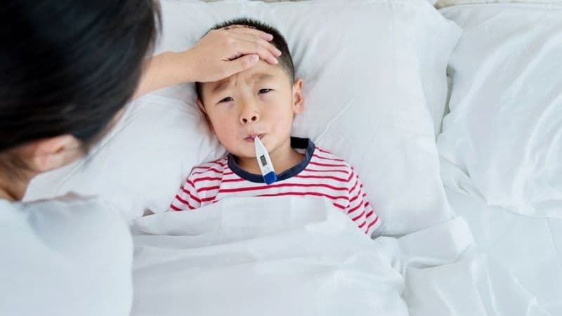 Cha mẹ cần đưa trẻ mắc cúm A đi cấp cứu ngay nếu có dấu hiệu khó thở, tím tái, li bì, co giật hoặc mất nước nghiêm trọng.