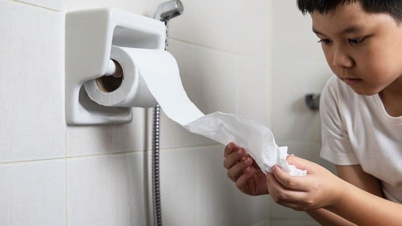 Virus, vi khuẩn và ký sinh trùng là những tác nhân thường gặp gây tiêu chảy cấp ở trẻ, chủ yếu lây nhiễm qua thực phẩm hoặc nguồn nước bị ô nhiễm.