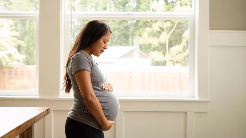 Dọa sinh non thường gây đau bụng từng cơn, đau lưng, ra dịch âm đạo và co tử cung.