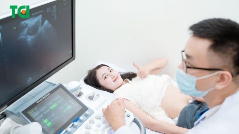 Bác sĩ thăm khám, xác định nguyên nhân và mức độ rong huyết để lựa chọn phương pháp điều trị phù hợp.