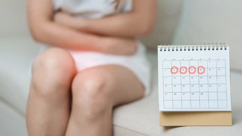 Rối loạn kinh nguyệt có thể do thay đổi nội tiết, lối sống hoặc sử dụng thuốc.