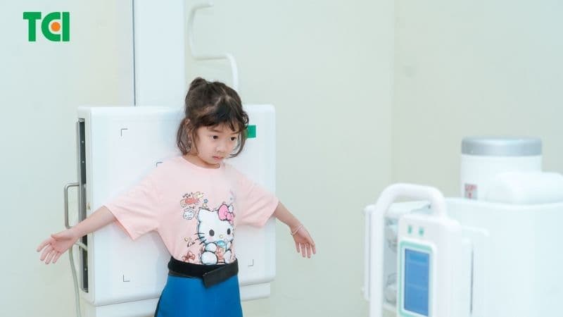 Chụp X-quang ngực giúp bác sĩ đánh giá tổn thương phổi và phát hiện biến chứng hô hấp ở trẻ nhiễm RSV.