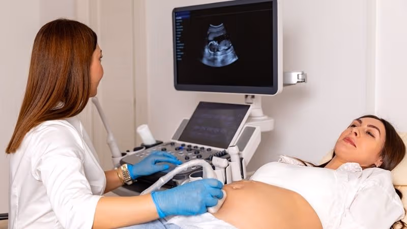 Đau bụng dưới và chảy máu âm đạo bất thường là những dấu hiệu cần lưu ý khi nghi ngờ thai ngoài tử cung.