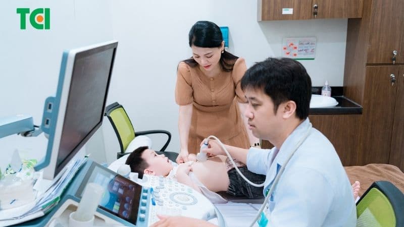 Siêu âm bụng có thể được chỉ định khi trẻ bị tiêu chảy cấp kèm đau bụng dữ dội, chướng bụng hoặc nghi ngờ mắc bệnh lý ngoại khoa.