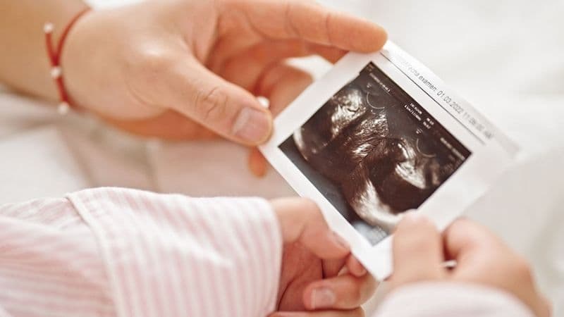 Chẩn đoán dọa sinh non dựa vào khám lâm sàng, Monitoring sản khoa và siêu âm ngả âm đạo.
