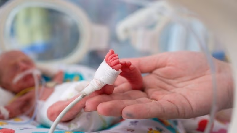 Một số nguyên nhân sinh non gồm bong nhau thai, hở eo cổ tử cung, nhiễm khuẩn, tăng huyết áp và tiền sử sảy thai muộn.
