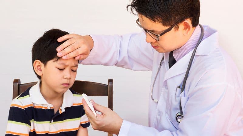 Cúm A ở trẻ do virus Influenza A gây ra, chủ yếu lây truyền qua đường hô hấp khi tiếp xúc với người mắc bệnh.