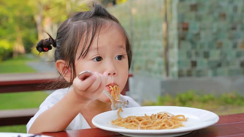 Ăn chín, uống sôi giúp hạn chế nguy cơ nhiễm khuẩn đường ruột, phòng ngừa tiêu chảy cấp ở trẻ.