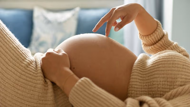 Xử trí dọa sinh non gồm nghỉ ngơi, dùng thuốc theo chỉ định và theo dõi cơn co, tim thai.