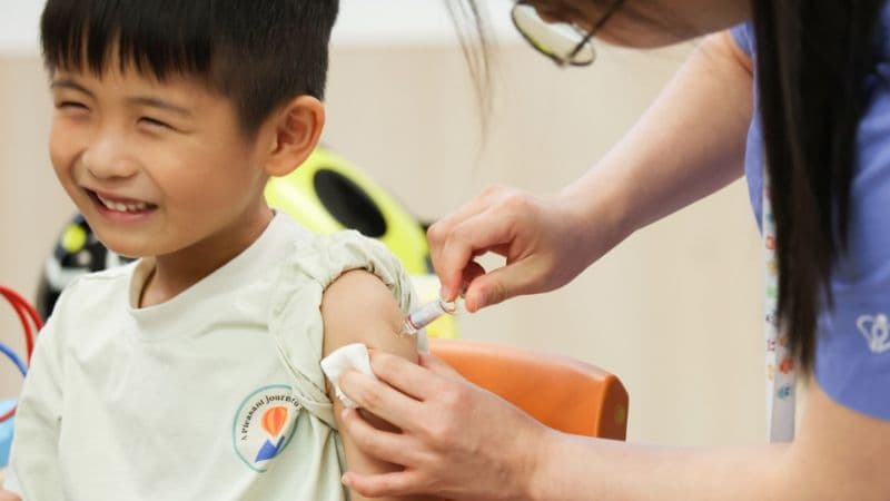 Tiêm vắc xin cúm hằng năm giúp trẻ phòng bệnh và giảm nguy cơ biến chứng.