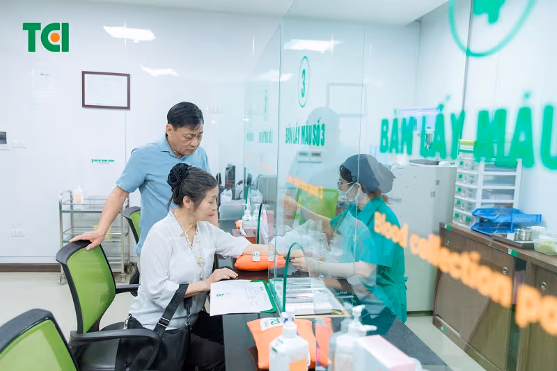Ở tuổi trung niên, áp lực công việc, ít vận động, chế độ ăn thiếu cân đối, tăng cân, hút thuốc hoặc sử dụng rượu bia kéo dài có thể góp phần làm tăng nguy cơ nhiều bệnh mạn tính