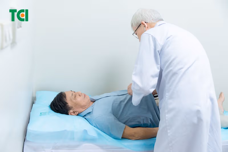 Không nên tự ý ngừng thuốc huyết áp, tiểu đường hoặc thuốc điều trị bệnh mạn tính trước khi khám nếu chưa có hướng dẫn của bác sĩ