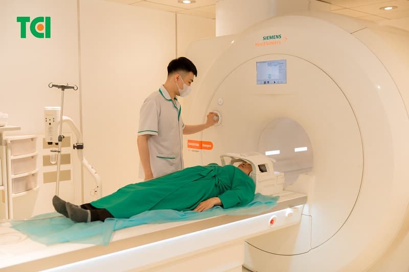 Một gói khám tổng quát trung niên phù hợp không nhất thiết phải có thật nhiều danh mục. Quan trọng là những kiểm tra đó giúp trả lời đúng các nguy cơ sức khỏe của từng người
