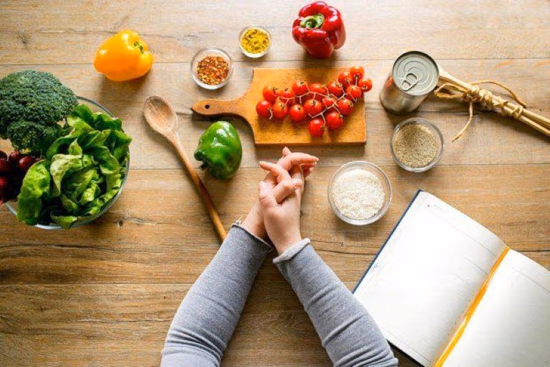 Có thể kết hợp dùng thuốc, châm cứu, xoa bóp bấm huyệt cùng chế độ sinh hoạt khoa học 