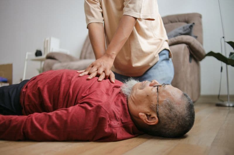 Bệnh mạch vành không được kiểm soát có thể dẫn đến nhồi máu cơ tim, suy tim, rối loạn nhịp tim, thậm chí đột tử.