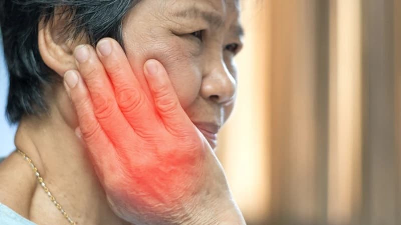 Khối u ảnh hưởng dây thần kinh mặt có thể gây yếu cơ, tê bì
