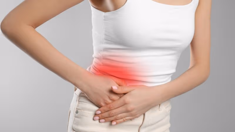 Can khí uất có thể gây căng thẳng, dễ cáu gắt, tức ngực, đầy bụng và rối loạn giấc ngủ