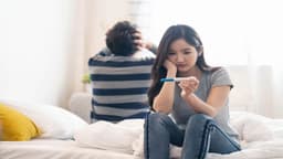 Cấy que tránh thai vẫn có thai là do đâu? Nên làm gì?