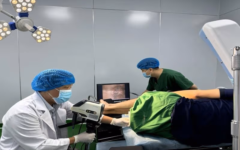 Bác sĩ cần thăm khám vùng da quanh hậu môn để đánh giá tổn thương