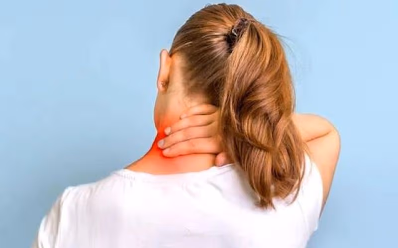 Thoái hóa đốt sống cổ gây đau nhức, cứng cổ và hạn chế vận động
