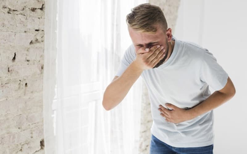 Đau bụng từng cơn kèm nôn ói là dấu hiệu của tắc ruột