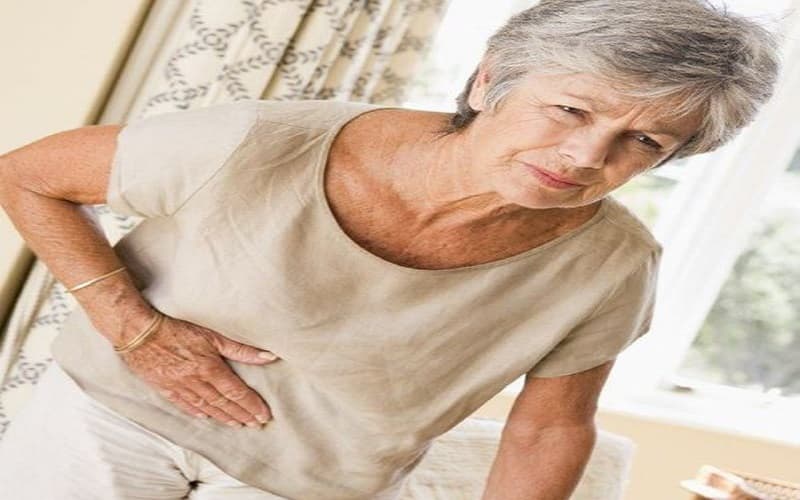 Đau bụng dữ dội là một trong những triệu chứng tắc nghẽn của thoát vị bịt