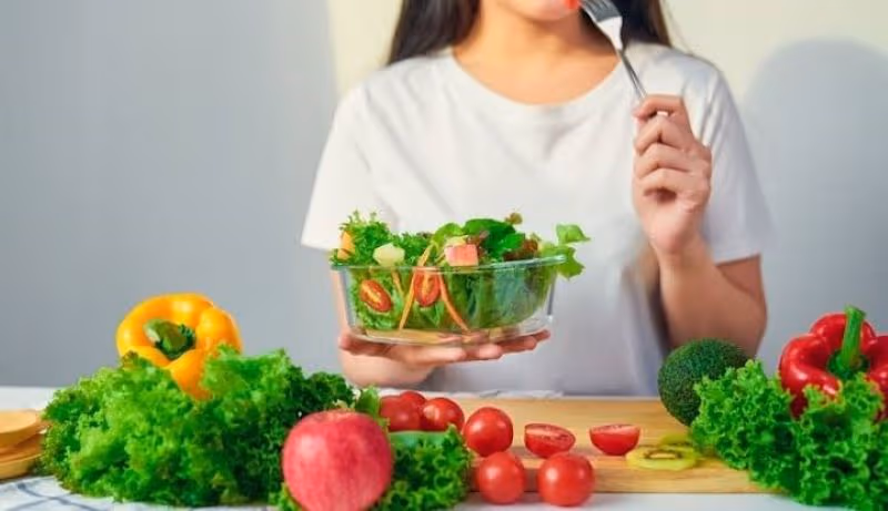 Với túi thừa đại tràng không có biến chứng, chế độ ăn giàu chất xơ có thể giúp làm mềm phân, hỗ trợ nhu động ruột và giảm táo bón