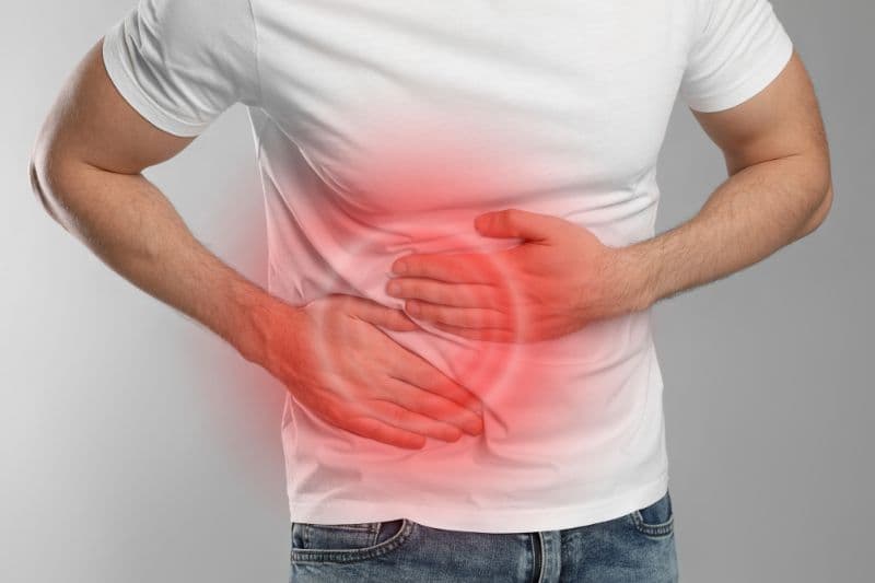 Sử dụng rượu quá mức có thể gây viêm và tổn thương gan lâu dài. 