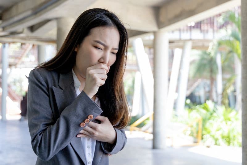 Người bệnh thường ho khan, sau đó có thể chuyển sang ho có đờm.